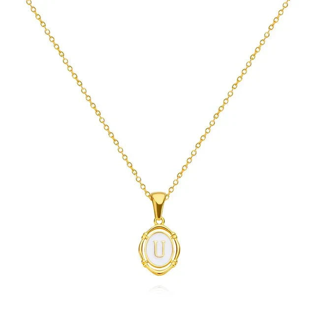 Collana con lettera in oro elegante