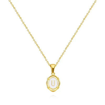 Collana con lettera in oro elegante