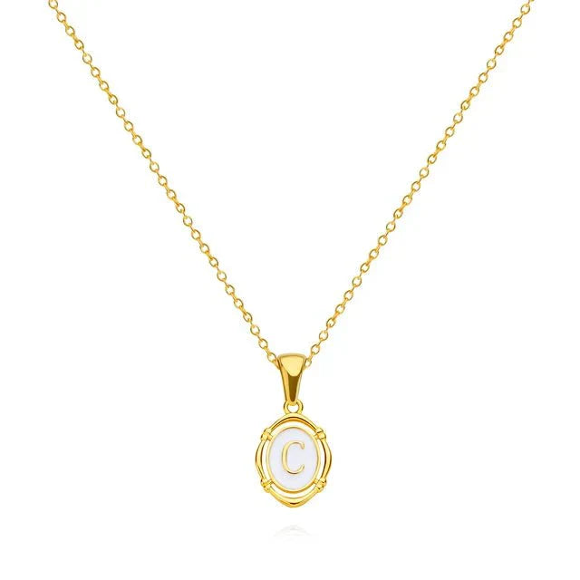 Collana con lettera in oro elegante