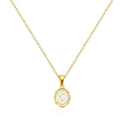 Collana con lettera in oro elegante
