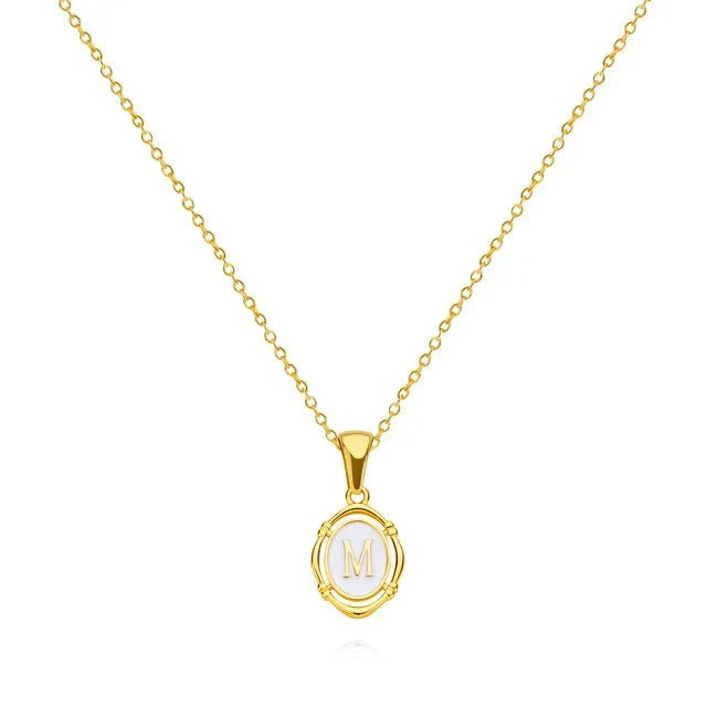Collana con lettera in oro elegante