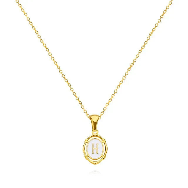 Collana con lettera in oro elegante