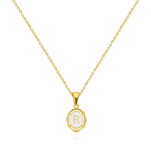 Collana con lettera in oro elegante