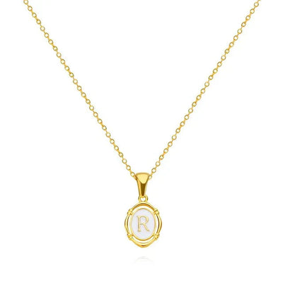 Collana con lettera in oro elegante